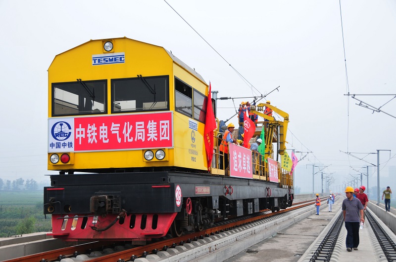 1-2  圖為津秦鐵路客運(yùn)專線接觸網(wǎng)導(dǎo)線架設(shè)作業(yè)現(xiàn)場(chǎng)。 李朝臻攝.jpg